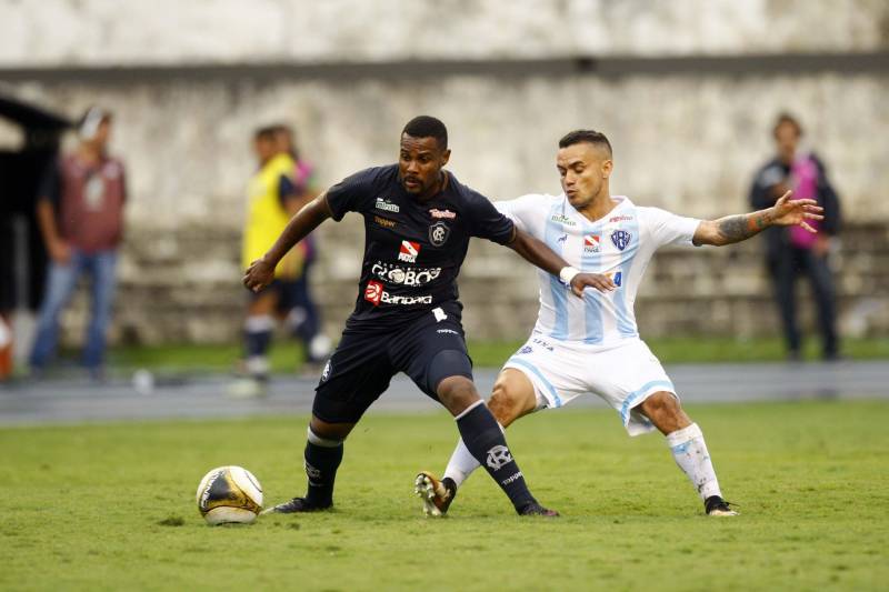 O Clube do Remo venceu o Paysandu por 2 a 1 na tarde deste domingo, partida realizada no Estádio Mangueirão, e largou na frente pelo título do Campeonato Paraense de 2018.
FOTO: THIAGO GOMES / AG. PARÁ
DATA: 01.04.2018
BELÉM - PARÁ <div class='credito_fotos'>Foto: Thiago Gomes /Ag. Pará | <a href='/midias/2018/originais/796cf8fe-6390-466e-9297-0b4231834071.jpg' download><i class='fa-solid fa-download'></i> Download</a></div>