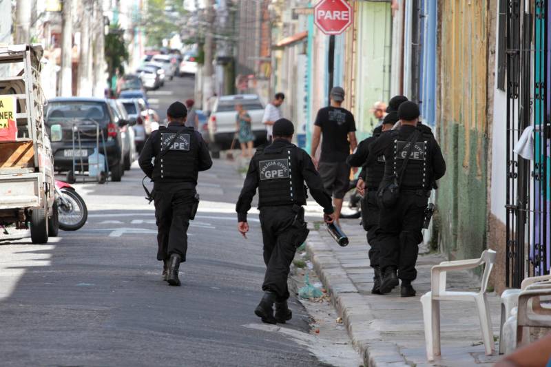 Após dois meses de investigação e um trabalho intenso de inteligência, as forças de segurança estaduais prenderam na tarde de hoje, durante a “Operação Campina”, desencadeada no bairro de mesmo nome, centro de Belém, quatro mulheres acusadas de tráfico de drogas e apreendeu quase dois quilos de cocaína, maconha e crack, resultado do cumprimento de oito mandados de busca e apreensão.
FOTO: CRISTINO MARTINS / AG. PARÁ
DATA: 16.02.2018
BELÉM - PARÁ <div class='credito_fotos'>Foto: Cristino Martins/Ag. Pará | <a href='/midias/2018/originais/79704de5-7eee-41c4-b22d-c211086d1d2c.jpg' download><i class='fa-solid fa-download'></i> Download</a></div>