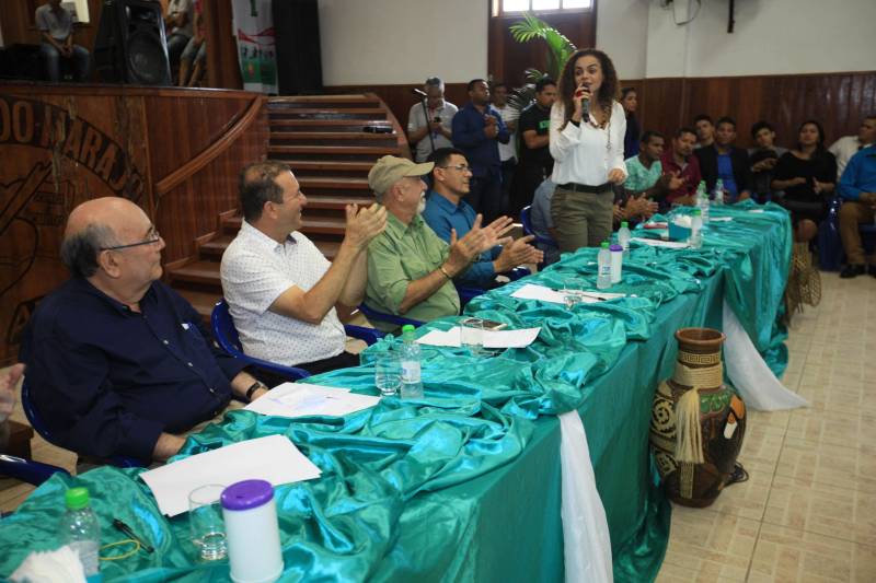 O produtor rural Nilson Corrêa da Silva, 23 anos, mora na comunidade Santo Ezequiel Moreno e produz alimentos em 700 hectares de terra na agrovila Acutipereira, no município de Portel, no arquipélago do Marajó. Mesmo morando e produzindo alimentos na comunidade, ele não possuía título de propriedade de terra. Para beneficiar produtores como Nilson, o governador Simão Jatene entregou, na manhã desta sexta-feira (23), títulos coletivos que beneficiaram mais de mil famílias. Os títulos também beneficiaram comunidades remanescentes de quilombos e povos tradicionais do município marajoara. O Pará foi o Estado que mais titulou áreas em prol dos remanescentes de quilombos no Brasil. Das 170 comunidades tituladas no país, 62 estão no Pará, sendo que destas 53 foram tituladas pelo Instituto de Terras do Pará (Iterpa).

FOTO: MÁCIO FERREIRA / AG. PARÁ
DATA: 23.03.2018
PORTEL - PARÁ <div class='credito_fotos'>Foto: MÁCIO FERREIRA/ AG. PARÁ   |   <a href='/midias/2018/originais/79803cd2-58bf-466c-99b1-214f4e99cb99.jpg' download><i class='fa-solid fa-download'></i> Download</a></div>