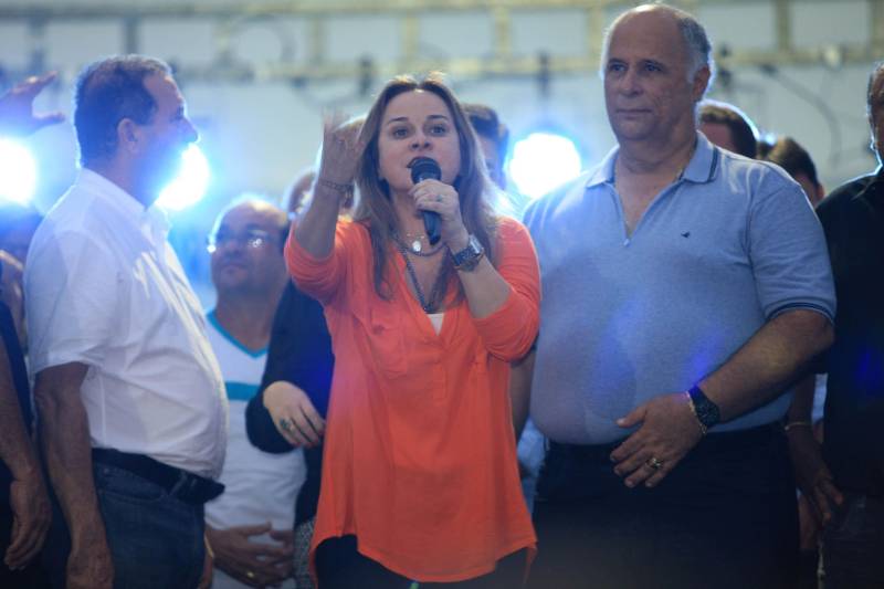 O Governo do Pará garante mais investimentos em segurança, infraestrutura e regularização fundiária ao município de Capanema, no nordeste paraense. Na noite desta segunda-feira (4) foram entregues novas viaturas para a Polícia Militar e assinados convênios e ordens de serviço para novas obras na cidade. Na foto, a deputada estadual Ana Cunha.

FOTO: MÁCIO FERREIRA / AG. PARÁ
DATA: 04.06.2018
CAPANEMA - PARÁ <div class='credito_fotos'>Foto: MÁCIO FERREIRA/ AG. PARÁ   |   <a href='/midias/2018/originais/7981133c-04e3-4fbd-8f78-3434152619ee.jpg' download><i class='fa-solid fa-download'></i> Download</a></div>