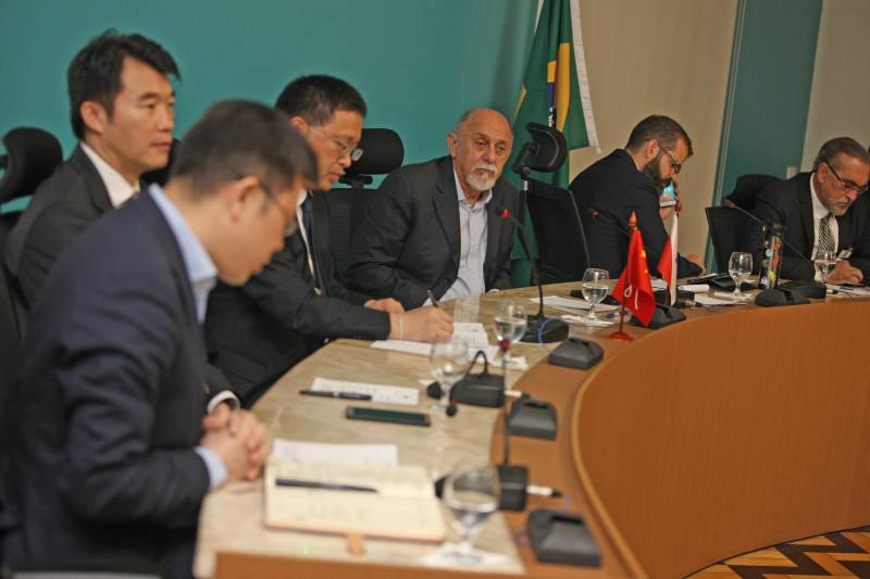 Representantes de grandes empresas chinesas estão em Belém para prospectar novos investimentos em áreas como habitação, tecnologia, energia e infraestrutura. O grupo se reuniu na manhã desta quinta-feira (7) com o governador Simão Jatene, para conhecer mais detalhes sobre as potencialidades do Estado. O encontro ocorreu no Palácio do Governo e contou com a participação do titular da Secretaria de Estado de Desenvolvimento Econômico, Mineração e Energia (Sedeme), Eduardo Leão, do secretário de Estado de Transportes, Kleber Menezes, entre outras autoridades. Entre as empresas participantes está a China Communications Construction Company (CCCC), maior empresa chinesa de infraestrutura e líder mundial no segmento; a estatal chinesa China Railways Corporation (Crec) e a China Development Bank (CDB), banco de desenvolvimento do país asiático.
FOTO: ANTÔNIO SILVA / AG. PARÁ
DATA: 07.06.2018
BELÉM - PARÁ <div class='credito_fotos'>Foto: Antônio Silva/Ag. Pará | <a href='/midias/2018/originais/798a8310-6c4b-4600-8dbc-ebdf62373d01.jpg' download><i class='fa-solid fa-download'></i> Download</a></div>