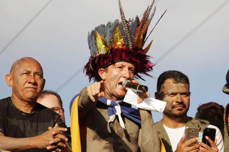 Em Curuçá, no nordeste do Estado, é do mangue que sai o caranguejo, sustento de muitas famílias, e a lama (Tijuco), matéria-prima da fantasia usada pelos brincantes do tradicional bloco carnavalesco "Pretinhos do Mangue". Neste domingo (11), segundo a organização do evento, mais de 17 mil pessoas entre brincantes e espectadores acompanharam o cortejo que teve início no Porto dos Pretinhos e seguiu pelas principais ruas do município até a praça da folia, na orla. O bloco nasceu no ano de 1989 a partir da frustração de dois amigos que foram ao mangue atrás de alimento, mas não conseguiram nenhum caranguejo. Então decidiram passar lama pelo corpo e saíram pela cidade em forma de protesto. "O mangue oferece o nosso caranguejo, mexilhão e camarão. É daqui que as famílias tiram seu sustento. Nossa intenção é aproveitar esse momento de alegria e passar essa mensagem de preservação", afirmou Edmilson Campos (foto), mais conhecido como "Cafá", que está à frente do bloco há 18 anos.
FOTO: CRISTINO MARTIS / AG PARÁ
12.02.2018
CURUÇÁ - PARÁ <div class='credito_fotos'>Foto: Cristino Martins/Ag. Pará | <a href='/midias/2018/originais/798e722f-9df3-4ffe-a72a-5e09f9c84467.jpg' download><i class='fa-solid fa-download'></i> Download</a></div>