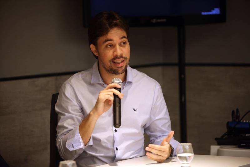 Jornalistas, influenciadores digitais e membros da sociedade civil organizada participaram, nesta quinta-feira (15), da visita guiada ao Parque Estadual do Utinga (Peut) que será inaugurado na sexta-feira (16), às 16h30. Os convidados foram recebidos pelo secretário estadual de Cultura, o arquiteto Paulo Chaves; pelo presidente do Ideflor-bio, Thiago Novaes; pelo gerente do Peut, Julio Meyer; pelo secretário de comunicação, Daniel Nardin e pelo representante da diretoria da Unidade de Conservação do Parque, Wendel Andrade (foto). O evento começou às 9h com a apresentação das melhorias feitas no espaço durante as obras, dos serviços que funcionarão no local e de algumas normas de utilização desse novo equipamento.
FOTO: SIDNEY OLIVEIRA / AG. PARÁ
DATA: 15.03.2018
BELÉM - PARÁ <div class='credito_fotos'>Foto: Sidney Oliveira/Ag. Pará | <a href='/midias/2018/originais/7991cde7-5b2c-41c6-8de8-7100038801bd.jpg' download><i class='fa-solid fa-download'></i> Download</a></div>