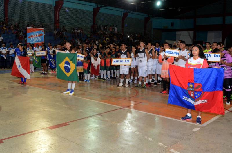 Uma intensa programação cultural, social e esportiva movimenta a cidade de Mãe do Rio, nesta sexta-feira (11), quando o município comemora 30 anos de fundação. Os competidores da etapa regional de Mãe do Rio dos Jogos Estudantis Paraenses (Jeps) terão um forte aliado durante os cinco dias da competição: a animação da torcida local.
FOTO: ELISEU DIAS / ASCOM SEDUC
DATA: 09.05.2018
MÃE DO RIO - PARÁ <div class='credito_fotos'>Foto: Eliseu Dias / Ascom Seduc | <a href='/midias/2018/originais/7999df42-1fa5-4403-b294-8a2592fa5d01.jpg' download><i class='fa-solid fa-download'></i> Download</a></div>