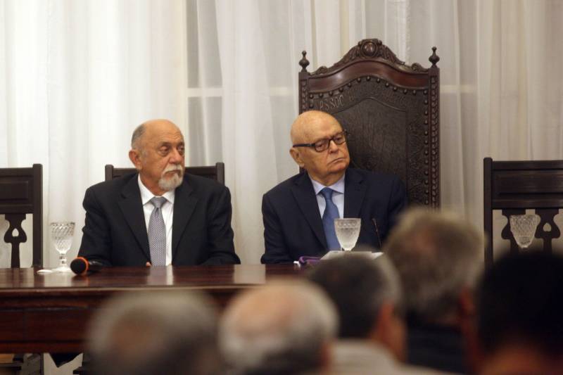 O governador Simão Jatene foi homenageado pela Associação do Corpo Consular no Estado do Pará (ACCP) com a Comenda do Mérito Consular João Clemente Baena Soares. A maior honraria da entidade foi entregue na noite desta quinta-feira (22), no salão nobre do prédio sede da Associação Comercial do Pará (ACP), em Belém. Na foto, o governador Simão Jatene (e) com o embaixador Baena Soares.
FOTO: IGOR BRANDÃO / AG. PARÁ
DATA: 22.02.2018
BELÉM - PARÁ <div class='credito_fotos'>Foto: IGOR BRANDÃO / AG. PARÁ | <a href='/midias/2018/originais/799bc33e-a563-4b2a-840c-1ad4efb69a24.jpg' download><i class='fa-solid fa-download'></i> Download</a></div>