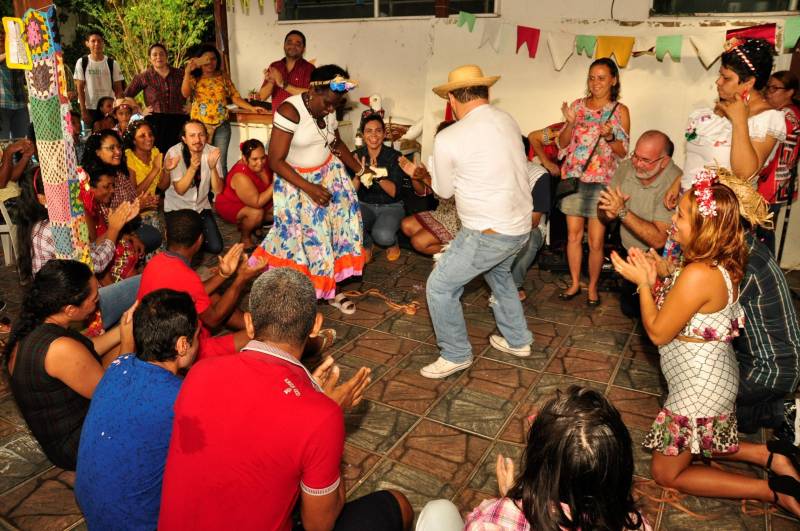 Enquanto, na maioria dos lugares, Festa Junina é sinônimo de quadrilha, brincadeiras e comidas típicas, no Centro de Atenção Psicossocial Renascer (Caps), o evento, realizado nesta terça-feira (26) à tarde, significa reinserção social e promoção da integração entre os usuários, familiares e profissionais do serviço que integra a Rede de Atenção Psicossocial do Sistema Único de Saúde (SUS) no Pará
FOTO: JOSÉ PANTOJA / ASCOM SESPA
DATA: 26.06.2018
BELÉM - PARÁ <div class='credito_fotos'>Foto: José Pantoja/ Sespa | <a href='/midias/2018/originais/79a3719c-712e-453d-a82c-21728a928876.jpg' download><i class='fa-solid fa-download'></i> Download</a></div>