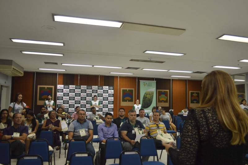 Fomentar o pleno exercício da gestão ambiental em municípios paraenses, sobretudo a qualificação de secretários, técnicos e gestores, é uma meta da Secretaria de Estado de Meio Ambiente e Sustentabilidade (Semas), com apoio do Programa Municípios Verdes (PMV) e recursos financeiros do Fundo Amazônia/Banco Nacional de Desenvolvimento Econômico e Social (BNDES). Para alcançar a meta, a Secretaria promove o quinto evento de qualificação de 2018 (foto), visando atender cerca de 50 profissionais dos 16 municípios do Arquipélago do Marajó. A programação, iniciada nesta segunda-feira (18), prossegue até o próximo dia 21 (quinta-feira), no Hotel Beira Rio, em Belém.
FOTO: ASCOM / SEMAS
DATA: 18.06.2018
BELÉM - PARÁ <div class='credito_fotos'>Foto: ASCOM SEMAS | <a href='/midias/2018/originais/79a79c88-0aac-43c5-92a3-4140c557c4bc.jpg' download><i class='fa-solid fa-download'></i> Download</a></div>