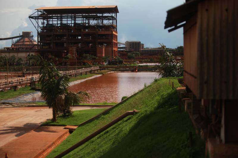 Por conta do não cumprimento do prazo de 48 horas dado pelo Governo do Estado para que a Hydro (foto) reduzisse os níveis das bacias de resíduos ao nível de pelo menos um metro, a Secretaria de Meio Ambiente e Sustentabilidade (Semas) notifica a empresa, na manhã desta terça-feira (27), com a determinação de que reduza a produção da refinaria em 50%. A Semas também triplicará a multa definida anteriormente, cumprindo a legislação ambiental em vigor, chegando a cerca de R$ 1 milhão por dia de descumprimento (300 mil Unidades de Padrão Fiscal). A empresa informou formalmente que reduziu os índices, mas não integralmente no total determinado de um metro. A determinação de redução emitida pela Semas reforça ainda que devem ser mantidos e ampliados os esforços para tratamento dos efluentes e de redução dos níveis das bacias. As equipes da Semas permanecem em campo 24 horas, trabalhando em conjunto com a Defesa Civil e outros órgãos, monitorando a situação.
FOTO: IGOR BRANDÃO / AG. PARÁ
DATA: 24.02.2018
BARCARENA - PARÁ <div class='credito_fotos'>Foto: IGOR BRANDÃO / AG. PARÁ | <a href='/midias/2018/originais/79a9d602-e159-4a6a-a057-803ceaf7ea36.jpg' download><i class='fa-solid fa-download'></i> Download</a></div>
