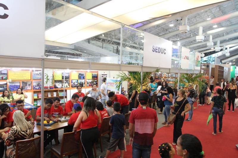 Corredores do Hangar Centro de Convenções durante a XXII Feira Pan-Amazônica do Livro, que começou neste sábado (2), em Belém. Um grande público compareceu ao segundo dia da feira, aproveitando as atrações culturais e as exposições nos estandes de livros na tarde de domingo.
FOTO: CRISTINO MARTINS / AG. PARÁ
DATA: 03.06.2018
BELÉM - PARÁ <div class='credito_fotos'>Foto: Cristino Martins/Ag. Pará | <a href='/midias/2018/originais/79b58e7e-a322-4a56-b9d7-89b47cd365af.jpg' download><i class='fa-solid fa-download'></i> Download</a></div>