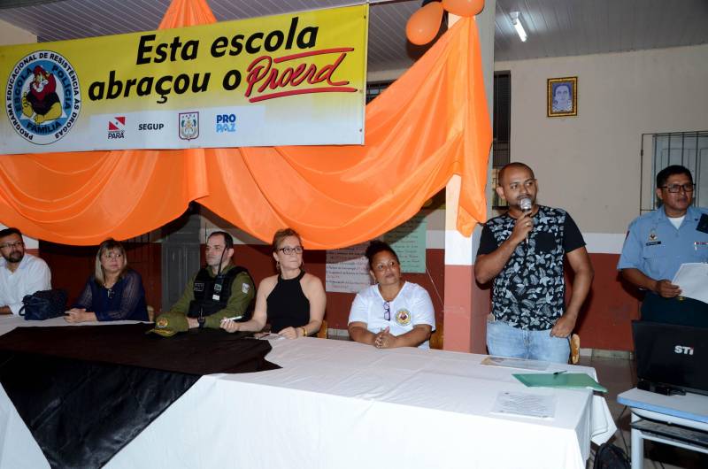Quarenta e três alunos do 5º ano da Escola Estadual de Ensino Fundamental Prof. Emiliana Sarmento Ferreira, em Belém, participaram da cerimônia de formatura do Programa Educacional de Resistência às Drogas e a Violência (Proerd), realizado pela Secretaria de Estado de Educação (Seduc) em parceria com a Polícia Militar do Estado do Pará. Na foto, Gustavo Paiva, pai de aluno.
FOTO: RAI PONTES / ASCOM SEDUC
DATA: 13.11.2018
BELÉM - PARÁ <div class='credito_fotos'>Foto: Rai Pontes/Ascom Seduc | <a href='/midias/2018/originais/79bd1f64-f944-40b1-a5e7-ec88f85fb213.jpg' download><i class='fa-solid fa-download'></i> Download</a></div>