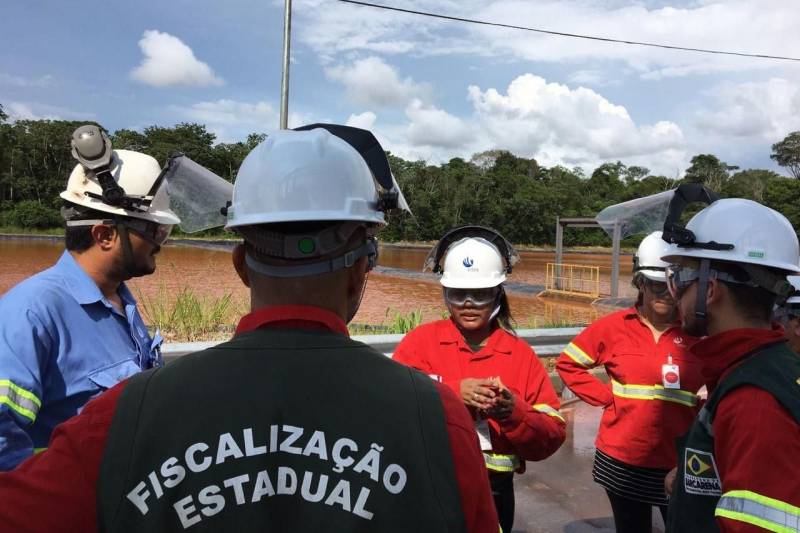 Iniciou neste sábado, 24, o prazo que o Governo do Estado deu para que a mineradora Hydro Alunorte adote procedimentos e mecanismos seguros ambientalmente, a fim de que as bacias de resíduos da empresa baixem os níveis em pelo menos um metro – o que é definido tecnicamente como padrão de segurança com comprovação permanente da redução e manutenção dos níveis. Uma equipe de fiscalização da Secretaria de Estado de Meio Ambiente e Sustentabilidade (Semas) está no município para fazer o monitoramento dos níveis das bacias do sistema de tratamento dos rejeitos da Bauxita. "Vamos montar equipes para, de duas em duas horas, avaliar o nível das bacias. Em caso de chuva o monitoramento será feito de uma em uma hora", explicou Rejiane Santos, geóloga da Diretoria de Licenciamento Ambiental da Semas.
FOTO: LIDIANE SOUZA / SECOM
DATA: 24.02.2018
BARCARENA - PARÁ
<div class='credito_fotos'>Foto: LIDIANE SOUZA / SECOM | <a href='/midias/2018/originais/79bd6d80-6860-4e40-826e-ffaac49ba436.jpg' download><i class='fa-solid fa-download'></i> Download</a></div>