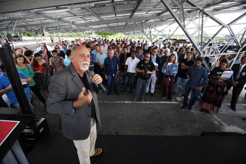 Metade da energia consumida no Hangar-Convenções e Feiras da
Amazônia já está sendo gerada por placas fotovoltaicas (painéis solares). A
entrega do projeto pelo governador Simão Jatene aconteceu nesta quinta-
feira, 22, no estacionamento do Hangar, em Belém.
FOTO: ANTÔNIO SILVA / AG. PARÁ
DATA: 22.03.2018
BELÉM - PARÁ <div class='credito_fotos'>Foto: ANTONIO SILVA / AG. PARÁ | <a href='/midias/2018/originais/79d1d750-9ef6-4574-8422-4b48bd8f8d24.jpg' download><i class='fa-solid fa-download'></i> Download</a></div>