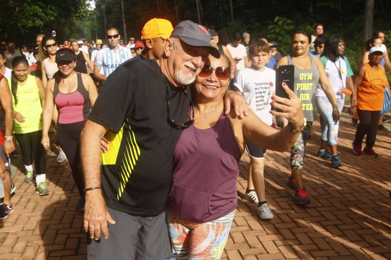 Uma reabertura feita a milhares de mãos. A fita inaugural colocada no inicio da trilha principal do Parque do Utinga foi rompida por mais de cinco mil pessoas ansiosas pelo inicio da caminhada, marcando o segundo dia da programação de reabertura do mais novo espaço paraense de lazer e interatividade com a natureza. Misturado aos populares, o governador Simão Jatene andou os quatro quilômetros que separam a entrada do parque ao seu ponto final, o Recanto da Volta.
FOTO: THIAGO GOMES / AG. PARÁ
DATA: 17.03.2018
BELÉM - PARÁ <div class='credito_fotos'>Foto: Thiago Gomes /Ag. Pará | <a href='/midias/2018/originais/79d41509-973b-47be-baa6-d69395eb771e.jpg' download><i class='fa-solid fa-download'></i> Download</a></div>