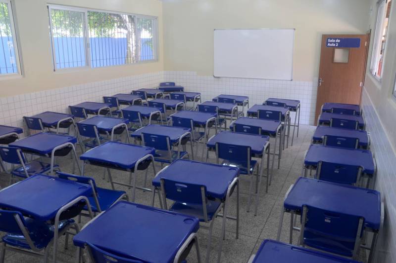 O Governo do Estado entregou, nesta quarta-feira (13), a obra da Escola Estadual de Ensino Fundamental e Médio Professora Consuelo Coelho de Souza (foto), localizada em Ananindeua.  A entrega à comunidade  foi presidida pela Secretária de Estado  de Educação, Ana Claudia Serruya Hage, que representou o Governador Simão Jatene. O evento reuniu os secretários adjuntos da Seduc, educadores, estudantes e  pessoas da comunidade 40 Horas. A escola foi integralmente reformada, ganhou três novas salas de aula e outros ambientes necessários ao funcionamento da administração e de atividades pedagógicas. Estão matriculados 785  alunos, sendo 230 alunos do Ensino Fundamental Maior e 555 do Ensino Médio. As aulas serão ministradas nos três turnos; duas turmas vão atender alunos  do Projeto Mundiar. A obra faz parte do Programa de Melhoria da Qualidade e Expansão da Educação Básica; foram investidos R$ 2,339 milhões de reais, oriundos do financiamento obtido pelo Governo do Estado junto ao Banco Interamericano de Desenvolvimento (BID).

FOTO: ELISEU DIAS / ASCOM SEDUC
DATA: 13.06.2018
BELÉM - PARÁ <div class='credito_fotos'>Foto: Eliseu Dias / Ascom Seduc   |   <a href='/midias/2018/originais/79d4dd27-48ca-4665-8f08-41453927bb58.jpg' download><i class='fa-solid fa-download'></i> Download</a></div>