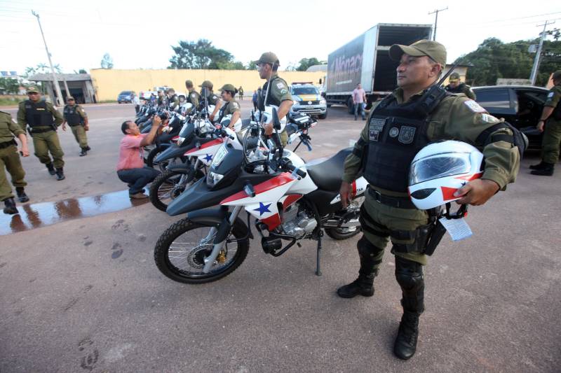 Os batalhões de Policiamento da PM de Barcarena e Abaetetuba (foto), no Baixo Tocantins, receberam na tarde desta quinta-feira (21), 14 viaturas e 20 motocicletas para o reforço da segurança pública nas cidades. Os dois municípios pertencem ao Comando de Policiamento Regional IX, que realiza o policiamento em 10 municípios da região. O CPR IX também está formando 134 novos policias que deverão ser integrados ao policiamento no mês de julho. Participaram da entrega o comandante geral da PM, coronel Hilton Benigno, o presidente da Assembleia Legislativa do Pará (Alepa), deputado estadual Márcio Miranda e os deputados Ana Cunha e Celso Sabino. O coronel Hilton Benigno comentou que toda a frota de veículos da PM foi renovada. “A renovação traz melhores condições de trabalho ao policial”, afirmou.
FOTO: THIAGO GOMES / AG. PARÁ
DATA: 21.06.2018
ABAETETUBA- PARÁ <div class='credito_fotos'>Foto: Thiago Gomes /Ag. Pará | <a href='/midias/2018/originais/79d5cb11-d764-4a1e-aa86-7c0a8545c140.jpg' download><i class='fa-solid fa-download'></i> Download</a></div>