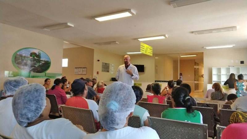 Segundo dados do Ministério da Saúde, 25% da população brasileira sofre de hipertensão, que tem seu dia lembrado nesta sexta-feira, 27, para alertar sobre a importância da prevenção dessa doença que é silenciosa e geralmente não apresenta sintomas. O casal Maria do Socorro, 59, e Luiz Filho, 69, faz parte dessa gama da sociedade atingida pela pressão alta, que ataca homens e mulheres de todas as camadas sociais e requer adoção de hábitos mais saudáveis como forma de prevenção mais efetiva. Referência estadual na assistência de usuários com obesidade e diabetes, que normalmente está associado à hipertensão, o Hospital Jean Bitar (HJB) aderiu à campanha nacional e promoveu a “Semana da Saúde”, de 23 a 27, levando informações e orientações sobre temas como: prevenção à hipertensão; qualidade de vida; autoestima; sono; obesidade; dor social; osteoartrite; prevenção de quedas. Colaboradores, usuários e seus acompanhantes, nas recepções de atendimentos, clínicas e setores do administrativo, participaram de palestras e receberam material educativo.
FOTO: ASCOM / HJB
DATA: 27.04.2018
BELÉM - PARÁ <div class='credito_fotos'>Foto: ASCOM HJB | <a href='/midias/2018/originais/79d7c890-ee3b-4277-86af-ce3e42a3e5fb.jpg' download><i class='fa-solid fa-download'></i> Download</a></div>