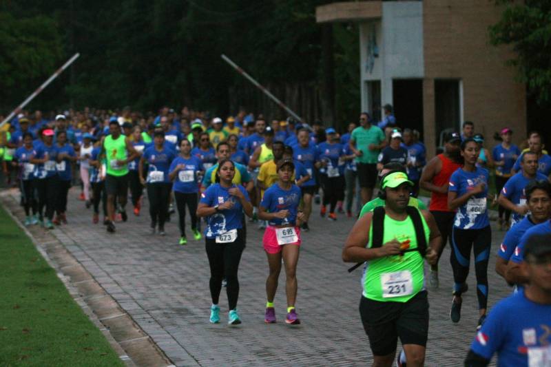 O recém-inaugurado Parque Estadual do Utinga foi o local escolhido para a 4ª edição da Corrida Tiradentes, promovida pela Polícia Militar na manhã deste domingo, 22. No ano em que celebra 200 anos de criação, a PM contou com mais de 750 competidores na prova que iniciou às 6 horas da manhã com um percurso total de 8 Km. Em apenas 4 anos de existência, a Corrida Tiradentes já ganhou a simpatia de muitos atletas profissionais e amadores. Eduardo Costa, de 26 anos é um deles. O competidor alcançou o 1º lugar geral da corrida com menos de 30 minutos de prova e conta que não esperava um resultado tão positivo.
FOTO: CARLOS SODRÉ / AG. PARÁ
DATA: 22.04.2018
BELÉM - PARÁ <div class='credito_fotos'>Foto: Carlos Sodré/Agência Pará | <a href='/midias/2018/originais/79d94cd3-f1d5-4ce7-9208-dbccff53a03d.jpg' download><i class='fa-solid fa-download'></i> Download</a></div>