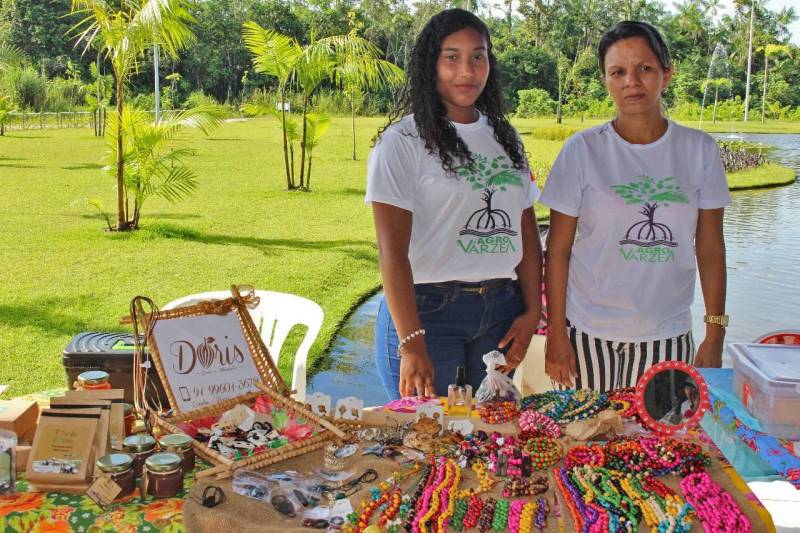O desenvolvimento rural sustentável e o fortalecimento da agroecologia e, consequentemente, da agricultura familiar estão entre as finalidades da Feira da Agricultura Familiar, promovida pelo Programa de Educação Ambiental e Agricultura Familiar (Peaaf), nesta quinta-feira (26), no Parque Estadual do Utinga. O evento reuniu produtores da Ilha do Combu, da comunidade quilombola Abacatal, localizada na Reserva de Vida Silvestre Metrópole da Amazônia, na Região Metropolitana de Belém (RMB), e do assentamento Abril Vermelho, que fica no município de Santa Bárbara do Pará, também na RMB. O Peaaf é coordenado pela Secretaria de Meio Ambiente e Sustentabilidade (Semas).
FOTO: ASCOM / SEMAS
DATA: 26.04.2018
BELÉM - PARÁ <div class='credito_fotos'>Foto: ASCOM SEMAS | <a href='/midias/2018/originais/79da0d89-29d0-478f-a738-f669ddda3b74.jpg' download><i class='fa-solid fa-download'></i> Download</a></div>