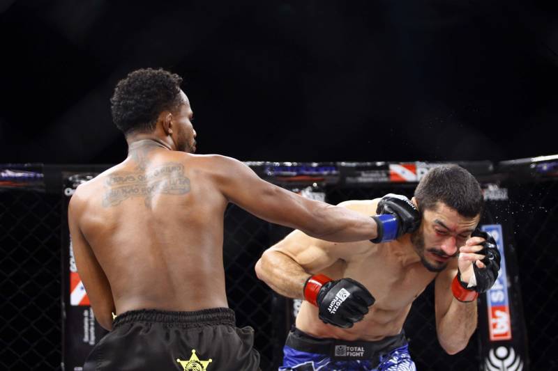 O mundo do MMA conheceu neste sábado os novos guerreiros paraenses. Dos 34 lutadores que entraram no octógono do Jungle Fight 93, 31 representaram o estado. Destaque para Ivanildo Monstrinho e Francisco Figueiredo, que conquistaram os cinturões interinos das categorias 57kg e 61kg, respectivamente, diante do público que lotou o Centro de Convenções da Amazônia – Hangar, com apoio da Secretaria de Estado de Esporte e Lazer. Na foto, Francisco Figueiredo (e)
FOTO: THIAGO GOMES / AG. PARÁ
DATA: 28.04.2018
BELÉM - PARÁ <div class='credito_fotos'>Foto: Thiago Gomes /Ag. Pará | <a href='/midias/2018/originais/79da7bed-9935-413f-8548-55fa3f6bb1e4.jpg' download><i class='fa-solid fa-download'></i> Download</a></div>