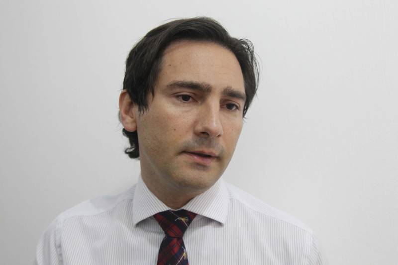 A Superintendência do Sistema Penitenciário do Estado (Susipe) realiza durante todo o mês de junho um mutirão com atendimento social, judiciário e de saúde no Complexo Prisional de Marituba, onde estão localizados os Presídios Estaduais Metropolitanos I, II e III. Nesta quarta-feira (13) a ação ocorreu no PEM II. O objetivo do mutirão é realizar um atendimento multidisciplinar para identificar as situações jurídicas, sociais, de saúde e educação de todos os 495 detentos custodiados no local. “Agora, os mutirões ficaram mais dinâmicos, pois iremos realizar um atendimento multidisciplinar envolvendo as diversas áreas de atuação da Susipe. Na parte jurídica será feito a atualização do nosso sistema de controle prisional, durante o atendimento ao preso. No setor social iremos avaliar se o preso tem seus documentos válidos, e iremos providenciar a emissão de quem não os possui. Vamos avaliar, também, a escolaridade e providenciar estudo para os presos que quiserem dar continuidade a sua formação, além de acelerar os atendimentos médicos, psicossociais e odontológicos na unidade prisional”, explicou Waléria Albuquerque, coordenadora do mutirão. Na foto, o juiz da Vara de Execução Penal, Gabriel Pinóz.

FOTO: AKIRA ONUMA / ASCOM SUSIPE
DATA: 13.06.2018
BELÉM - PARÁ <div class='credito_fotos'>Foto: Akira Onuma / Ascom Susipe   |   <a href='/midias/2018/originais/79f15995-dbda-4e0e-b4a2-dad69374f7fd.jpg' download><i class='fa-solid fa-download'></i> Download</a></div>