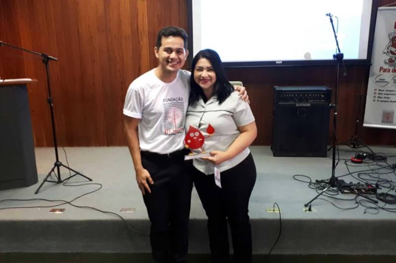 O terceiro dia da programação da Semana Comemorativa ao Doador de Sangue 2018, promovida pela Fundação Centro de Hemoterapia e Hematologia do Pará (Hemopa), contou com Workshop de Captação em Hemoterapia, realizado nesta terça-feira (27), das 8 às 12 h. Mais de 150 profissionais que atuam na área de saúde participaram do evento como agentes multiplicadores, incentivando a doação voluntária de sangue e orientando outros profissionais, usuários e seus familiares.


FOTO: ASCOM HEMOPA
DATA: 27.11.2018
BELÉM - PARÁ <div class='credito_fotos'>Foto: Ascom Hemopa   |   <a href='/midias/2018/originais/7a00d0de-8dbd-467f-9b2c-733ce87728c1.jpg' download><i class='fa-solid fa-download'></i> Download</a></div>