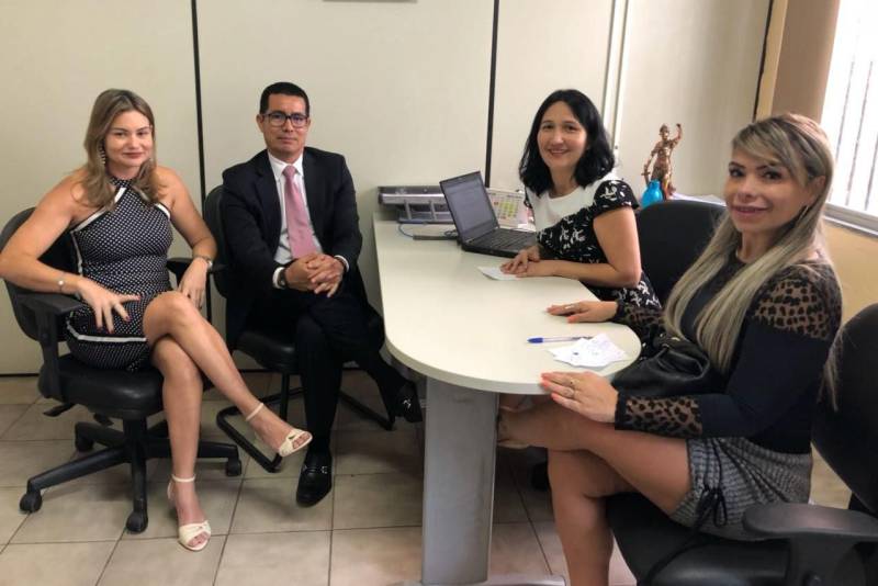 A Polícia Civil dará início, nesta sexta-feira (11), ao projeto de Polícia Comunitária em Benevides, Região Metropolitana de Belém. Denominado "Delegado vai às escolas", o projeto vai contar com palestras presididas pela delegada Claudilene Maia, titular da delegacia do município, voltadas a jovens atendidos pela prefeitura. Na foto (E/D), a secretária Joliany Feitosa Mendonça, titular da Secretaria Municipal do Trabalho e Promoção Social (Setemps) de Benevides; o advogado Manuel Carlos Gonçalves, assessor jurídico de Benevides; a promotora de Justiça de Benevides, Regiane Ozanan, e a delegada Claudilene Maia.

FOTO: ASCOM POLÍCIA CIVIL
DATA: 10.05.2018
BENEVIDES - PARÁ <div class='credito_fotos'>Foto: Ascom Polícia Civil   |   <a href='/midias/2018/originais/7a02eb31-8314-4a25-833b-00f9e09a461b.jpg' download><i class='fa-solid fa-download'></i> Download</a></div>