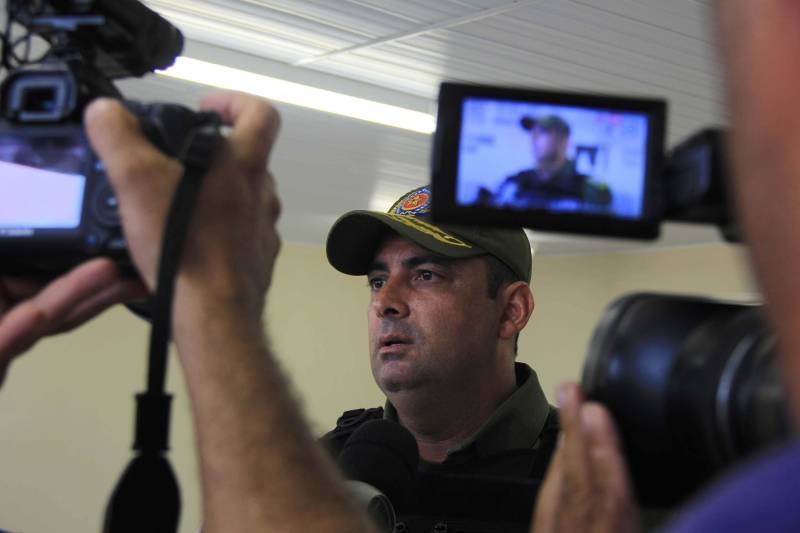 O município de Sapucaia recebeu nesta quarta-feira, 5, uma Unidade Integrada Pro Paz (UIPP). Um investimento do Governo do Estado de R$ 1.134.131,00. Segundo o Secretário de Estado de Segurança Pública, Luiz Fernandes, afirma que já mais de 80 novas UIPP’s no Pará, com as reformadas e reestruturadas esse número chega a 120 unidades. O titular da SEGUP destaca que o mais importante não é a estrutura física, mas o conceito empregado. De Sapucaia, a comitiva foi para Redenção onde inaugurou o 7º Batalhão de Polícia Militar, uma obra orçada em R$ 2.808.000,00. Atualmente o BPM conta com 145 policiais, 6 viaturas incluindo a Patrulha Rural e 12 motocicletas. O Comandante do Batalhão, o Major José Ricardo Chaves, informou que a maior ocorrência no município são roubos de motos, mas pontuou que a maior parte dos veículos é encontrada pela PM na cidade e cidades vizinhas. Na foto, o Comandante Geral da Polícia Militar, Coronel Hilton Benigno.

FOTO: RODOLFO OLIVEIRA / AG PARÁ
DATA: 05.12.2018 <div class='credito_fotos'>Foto: Rodolfo Oliveira/Ag. Pará   |   <a href='/midias/2018/originais/7a08467b-c005-4fc9-87db-c0ccf97dbe68.jpg' download><i class='fa-solid fa-download'></i> Download</a></div>