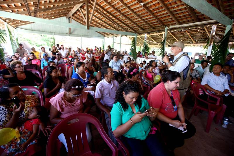 “Ter a posse da terra é a certeza de que nunca iremos perder o nosso direito, que nossos filhos e nossos netos poderão dar continuidade a nossa história em segurança. Foram anos de luta até chegar esse dia, agraciados com a assinatura do nosso título de terra. Só temos a agradecer a todos que fizeram parte disso e a cada um que lutou junto para que hoje isso se tornasse realidade”. A fala emocionada foi de seu Mário Araújo Silva, presidente da Associação Remanescente de Quilombo Espírito Santo, localizada no município do Acará, no nordeste do Estado. Ele assinou, neste sábado (24), junto com o governador Simão Jatene (foto), o título que dá a posse da terra a comunidade. A fala do presidente traduz o sentimento das dezenas de famílias que moram no local, que agora tem a posse legítima do local onde seus antepassados viveram. “Sou filho de mãe negra. Nasci aqui como minha vó, bisavó, que fazem parte da história dessa comunidade que já existe a mais de 300 anos.
FOTO: SIDNEY OLIVEIRA / AG. PARÁ
DATA: 24.03.2018
ACARÁ - PARÁ <div class='credito_fotos'>Foto: Sidney Oliveira/Ag. Pará | <a href='/midias/2018/originais/7a0a79d7-612c-409a-9ced-80d93d9f7bf9.jpg' download><i class='fa-solid fa-download'></i> Download</a></div>