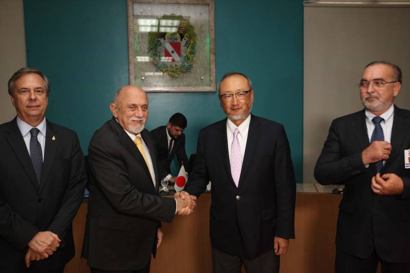 Governo do Estado, Agência de Cooperação Internacional do Japão (Jica) e Embaixada do Japão no Brasil assinaram no final da tarde desta sexta-feira a Ordem de Serviço que marca que marca o início das obras na Rodovia BR-316. As obras iniciam já na próxima segunda-feira.Com projeto arrojado, que trará grande reforma estrutural para a entrada da capital paraense, desde a rede de drenagem, até os chamados retoques finos, como paisagismo e moderna rede de iluminação pública em LED, abrange os municípios de Belém, Ananindeua e Marituba, em 10,8 km de extensão. As obras de reconstrução e requalificação incluem pistas com três faixas de rolagem nos dois sentidos, com pavimento flexível, uma faixa (em cada sentido) exclusiva para o BRT Metropolitano, duas ciclovias bidirecionais, gramado próximo à ciclovia para arborização, dois passeios para circulação de pedestres com 2,5m de largura, faixa de piso tátil e rampas de acessibilidade, de acordo com a legislação vigente, além de mobiliário urbano (bancos, lixeiras e abrigos em paradas de ônibus convencionais). Na foto, o governador do Estado, Simção Jatene (2º da esq/dir) e representante da Agência de Cooperação Internacional do Japão (Jica) no Brasil, Sr. Akio Saito (3º da esq/dir).

FOTO: SIDNEY OLIVEIRA / AG. PARÁ
DATA: 07.12.2018
BELÉM - PARÁ <div class='credito_fotos'>Foto: Sidney Oliveira/Ag. Pará   |   <a href='/midias/2018/originais/7a19810b-6e28-4d9b-ab0b-fbc54bdbc5c2.jpg' download><i class='fa-solid fa-download'></i> Download</a></div>