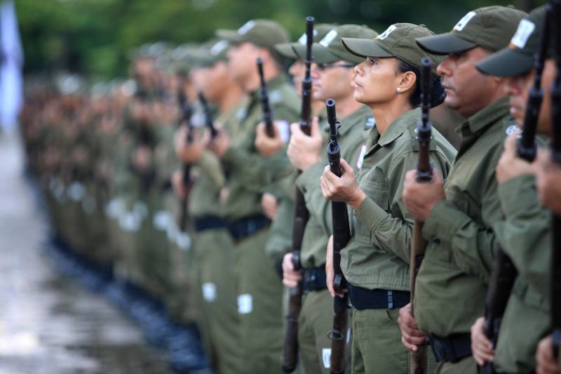 Cerca de 2.400 policiais militares que estão em processo de formação por meio dos Cursos de Formação de Praças (CFP), de Oficiais (CFO), de Habilitação de Oficiais (CHO) e de Adaptação de Oficiais (CHO). Durante a caminhada (foto), a Academia de Polícia Militar “Cel Fontoura” executou a primeira marcha administrativa para exercitar os pelotões do Curso de Formação de Oficiais (CFO) e do Curso de Adaptação de Oficiais da PMPA (CADO) nos deslocamentos a pé por longos percursos. A caminhada de 10 Km contou com a participação de 183 alunos da Academia de Polícia Militar.
FOTO: MÁCIO FERREIRA / AG. PARÁ
DATA: 15.02.2018
MARITUBA - PARÁ <div class='credito_fotos'>Foto: MÁCIO FERREIRA/ AG. PARÁ | <a href='/midias/2018/originais/7a22e373-0834-4a32-b513-39930eb3a9c9.jpg' download><i class='fa-solid fa-download'></i> Download</a></div>