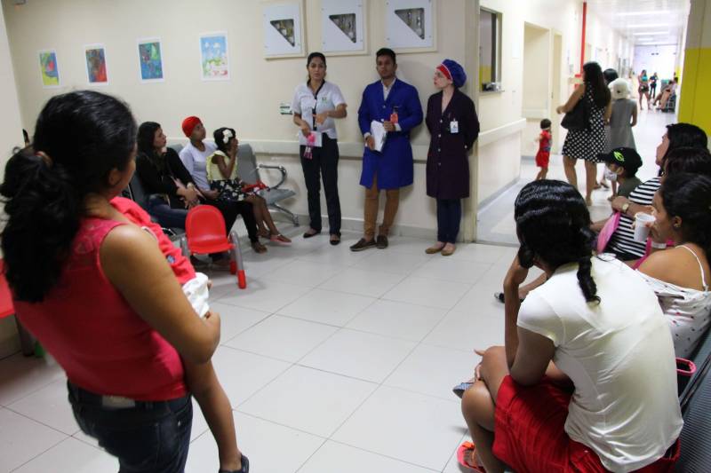 A partir de hoje (9) um novo medicamento para tratar pacientes com leucemia e alguns linfomas passará a ser utilizado no Hospital Oncológico Infantil Otávio Lobo, em Belém (PA). A novidade tem um nome complicado PEG-Asparaginase, mas promete atuar por mais tempo no organismo do paciente, reduzindo a quantidade de doses aplicadas, diminuindo também as dores e os possíveis efeitos colaterais. A nova medicação já está sendo comemorada, especialmente, porque quem espera por algum tempo pela cura da doença. Esse é o caso da filha de Francinete Macedo, que desde 2015 luta contra um câncer. Atualmente com 14 anos, a menina passa a maior parte do tempo em repouso.
FOTO: ASCOM / HOIOL
DATA: 09.03.2018
BELÉM - PARÁ <div class='credito_fotos'>Foto: ASCOM HOIOL | <a href='/midias/2018/originais/7a243ea3-aafb-450d-95ee-3b49467ab745.jpg' download><i class='fa-solid fa-download'></i> Download</a></div>