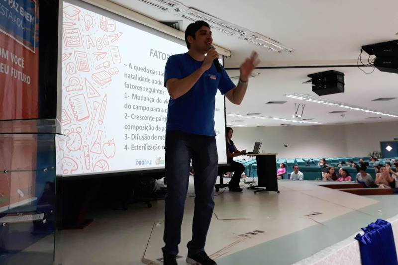 Nem a Copa do Mundo foi capaz de deixar em casa estudantes que se preparam para o Exame Nacional do Ensino Médio. Em pleno domingo de futebol, com a estreia da seleção brasileira, eles lotaram o auditório da Universidade Federal do Oeste do Pará (Ufopa) para assistirem aos aulões da equipe de professores do Pro Paz Enem, que pela segunda vez no ano foi realizado em Santarém, na região oeste do estado. Dedicar o tempo a ensinar e fazer com que mais candidatos atinjam seus objetivos é o papel do professor segundo o docente Emerson Alves (foto).
FOTO: SAMEUL ALVARENGA / CRGBA
DATA: 17.06.2018
SANTARÉM - PARÁ <div class='credito_fotos'>Foto: SAMUEL ALVARENGA / ASCOM CRGBA | <a href='/midias/2018/originais/7a271f34-cf56-4e9a-adad-3ff2a05dfdf4.jpg' download><i class='fa-solid fa-download'></i> Download</a></div>