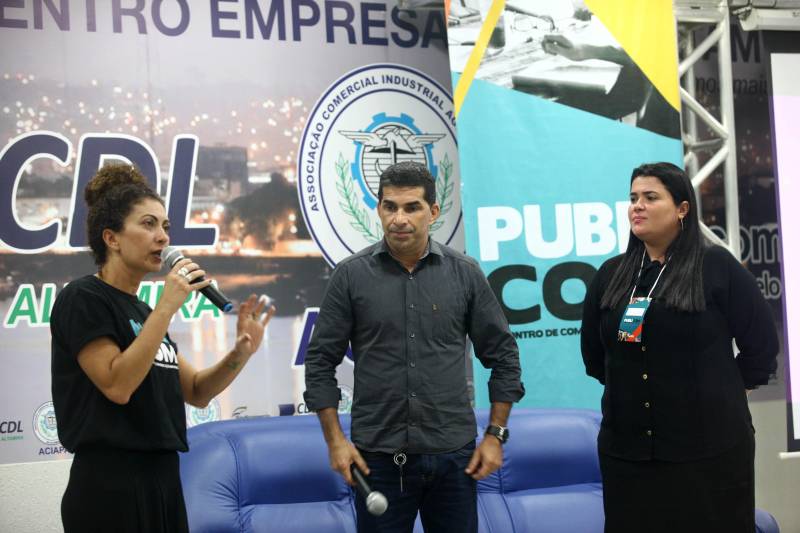 Um avião que teria explodido no ar sem deixar nenhum vestígio, um atleta difamado como criminoso e a foto de uma pessoa pública divulgada nas redes sociais, como portadora de doença. Estes foram apenas alguns dos casos listados no segundo dia do Encontro de Comunicação do Pará (Publicom), no município de Altamira, nesta sexta-feira, 13, no auditório da Associação Comercial Industrial e Agropastoril (Aciapa). Para movimentar a discussão, além do Toninho foram convidadas a repórter Cristiane Prado, da TV Liberal (d), e a jornalista e presidente da Fundação Paraense de Radiodifusão (Funtelpa), Adelaide Oliveira (e), como mediadora. A participação do público também foi marcante e fundamental durante a programação.
FOTO: MARCELO LÉLIS / AG. PARÁ
DATA: 13.04.2018
ALTAMIRA - PARÁ <div class='credito_fotos'>Foto: Marcelo Lelis / Ag. Pará | <a href='/midias/2018/originais/7a27b728-ca05-4d7e-a3c3-bc6c00d0093e.jpg' download><i class='fa-solid fa-download'></i> Download</a></div>
