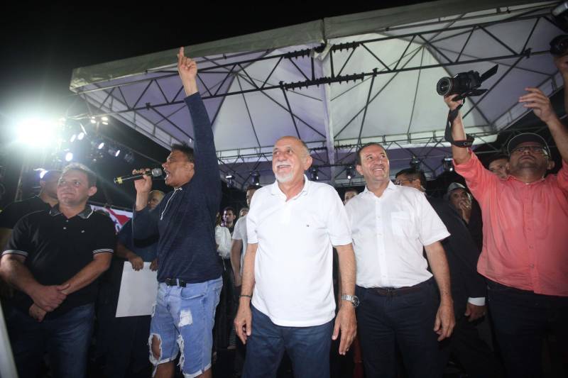 O Governo do Estado entregou, na tarde desta quinta-feira (05), 08 pick-ups e 08 SUVs e mais duas lanchas transatlânticas que irão reforçar a segurança pública nos municípios de Braganca, Capanema, Curuçá e Capanema, no nordeste do Estado e Parauapebas e Marabá na região Sudeste e Breves, no Marajó. O governo também entregou 50 ambulâncias que irão fortalecer a saúde básica nestes municípios. Os equipamentos foram adquiridos através de recursos provenientes de emendas parlamentares do deputado Wladimir Costa. O evento contou com a presença do governador Simão Jatene (foto), do secretário de Segurança e Defesa Social, Luis Fernandes, do secretário de Saúde Pública Vitor Matheus , prefeitos e outros representantes dos municípios. As viaturas foram repassadas aos municípios dentro do Plano de Ações Imediatas em Segurança Pública que foi elaborado em fevereiro deste ano e que tem , entre outras ações , o reforço das guardas municipais.
FOTO: THIAGO GOMES / AG. PARÁ
DATA: 04.07.2018
BELÉM - PARÁ <div class='credito_fotos'>Foto: Thiago Gomes /Ag. Pará | <a href='/midias/2018/originais/7a27cb0a-3bac-4a8c-b6c0-c771346ed2da.jpg' download><i class='fa-solid fa-download'></i> Download</a></div>
