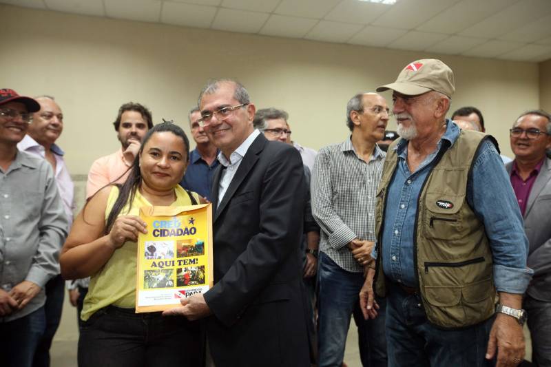 O Governador do Estado, Simão Jatene, também entregou para a região mais de 90 viaturas (foto) , 65 caminhonetes e 27 carros utilitários (pálios weekend), com destaque para duas da patrulha rural e uma para ronda escolar específica para Marabá. O Secretário de Estado de Segurança Pública, Luiz Fernandes, ressaltou que os veículos vão substituir a frota nas regiões sul e sudeste. “Surgiu uma demanda do policiamento rural, e já uma semana depois, por determinação do governador, já trouxemos as viaturas e já temos o policiamento disponível para fazer esse patrulhamento, que vai iniciar na região sudeste, mas se estenderá para a região sul e nordeste do estado. Hoje estamos substituindo toda a frota de veículos da região sul e sudeste, além disso o governador determinou onde tiver policiamento vai ter uma viatura, e já foi apresentado para a região os novos policiais que tomaram posse, nós não temos mais nenhum município sem delegado”, pontuou. Outras conquistas citada pelo Secretário da SEGUP foi o aumento do Núcleo de Apoio à Investigação e a criação de um conselho regional para acompanhar as ações de segurança pública.
FOTO: SIDNEY OLIVEIRA / AG. PARÁ
DATA: 06.04.2018
MARABÁ - PARÁ <div class='credito_fotos'>Foto: Sidney Oliveira/Ag. Pará | <a href='/midias/2018/originais/7a27ef9f-7364-4153-a0e5-60e39a365363.jpg' download><i class='fa-solid fa-download'></i> Download</a></div>