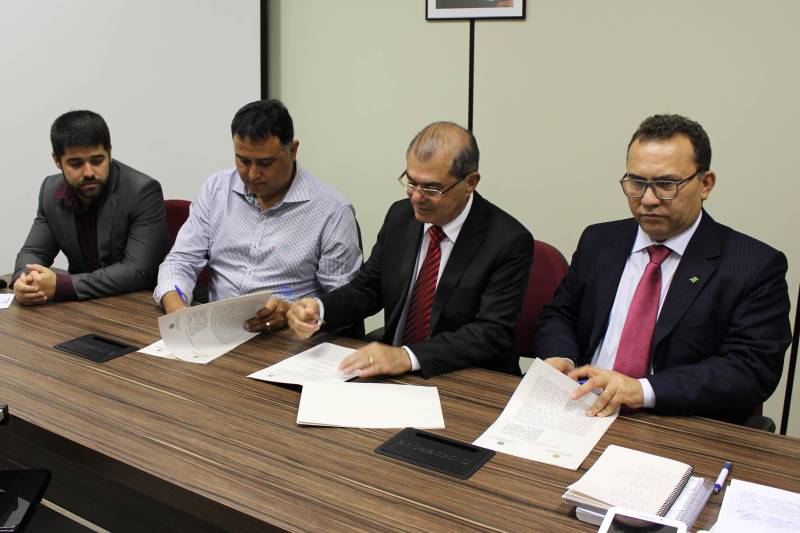 Definir estratégias e ações para a elaboração do Cadastro Ambiental Rural (CAR) e o Programa de Regularização Ambiental (PRA) em áreas de assentamento é o objetivo do Termo de Cooperação Técnica firmado pela Secretaria de Estado de Meio Ambiente e Sustentabilidade (Semas) com o Instituto Nacional de Colonização e Reforma Agrária (Incra), na última terça-feira (20). O documento foi assinado pelo então titular da Semas, Luiz Fernandes Rocha (que já assumiu a Secretaria de Estado de Segurança Pública e Defesa Social), e pelos diretores de Obtenção de Terras e Implantação de Projetos de Assentamento do Incra, Clóvis Figueiredo, e de Desenvolvimento de Projetos de Assentamento, Ewerton Giovanni, na presença de Thiago Valente, presidente do Instituto de Desenvolvimento Florestal e da Biodiversidade do Pará (Ideflor-bio), e de integrantes de outras instituições.
FOTO: ASCOM SEMAS
DATA: 22.02.2018
BELÉM - PARÁ <div class='credito_fotos'>Foto: ASCOM SEMAS | <a href='/midias/2018/originais/7a31a3d4-dbbb-41c7-b960-63a6417aeb92.jpg' download><i class='fa-solid fa-download'></i> Download</a></div>