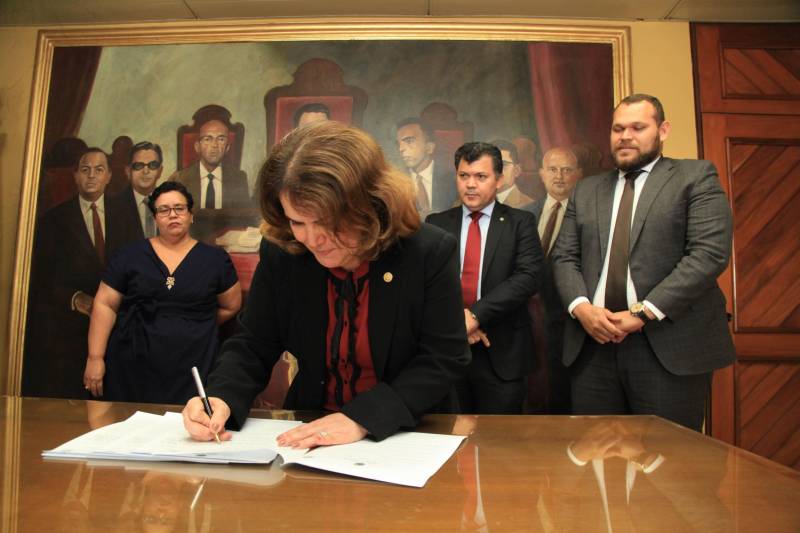 Foi assinado, na tarde desta terça-feira, 3, o Termo de Cooperação Técnica entre as Secretarias de Estado de Justiça e Direitos Humanos (Sejudh) e de Educação (Seduc), Tribunal Regional do Trabalho da 8ª Região e Associação dos Magistrados da Justiça do Trabalho da 8ª Região (Amatra), visando o desenvolvimento de projetos educacionais sobre a erradicação do trabalho escravo e enfrentamento ao tráfico de pessoas. Na foto, a presidente do TRT da 8ª Região, desembargadora Suzy Elizabeth Cavalcante.

FOTO: WAGNER ALMEIDA / ASCOM SEJUDH
DATA: 03.04.2018
BELÉM - PARÁ <div class='credito_fotos'>Foto: Wagner Almeida/ Ascom Sejudh   |   <a href='/midias/2018/originais/7a3405f1-1528-446d-9555-50f842d9f315.jpg' download><i class='fa-solid fa-download'></i> Download</a></div>