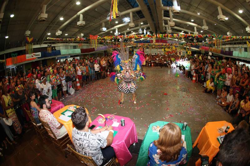 Mais de quatro mil idosos caíram na folia na tarde desta quarta-feira (7), durante o 18° Baile Carnavalesco da Melhor Idade, do projeto Vida Ativa, executado pela Secretaria de estado de Esporte e Lazer (Seel). Uma das grandes atrações foi o concurso que escolheu a “Rainha das Rainhas” da terceira idade, título que este ano ficou com a candidata Lindaura Cardoso, de 63 anos.
FOTO: CARLOS SODRÉ / AG. PARÁ
DATA: 07.02.2018
BELÉM - PARÁ <div class='credito_fotos'>Foto: CARLOS SODRÉ / AG. PARÁ | <a href='/midias/2018/originais/7a45735e-cfc7-400d-8434-c02fdf2911a4.jpg' download><i class='fa-solid fa-download'></i> Download</a></div>