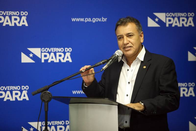 Para auxiliar no atendimento de vítimas de acidentes automobilisticos, o Corpo de Bombeiros Militar do Pará recebeu do Governo do Estado nesta quarta-feira (04), três ambulâncias de resgate, por conta de emendas parlamentares, que serão destinadas aos municípios de Parauapebas, Castanhal e Belém. A cerimônia de entrega, realizada no auditório da Casa Civil, teve a presença do Secretário de Segurança Pública e Defesa social (Segup), Luiz Fernandes, dos deputados estaduais Milton Campos, Gesmar Costa (foto), Cel. Neil e Jaques Neves, além do Comandante do Corpo de Bombeiros Militar, Zanelli Antônio Melo. As ambulâncias são unidades de resgate tipo C para atendimento pré-hospitalar de vítimas de acidentes de trânsito, totalmente registradas pelo Ministério da Saúde; equipadas com material de suporte básico e material de desencaceramente - que auxilia nos acidentes quando as vítimas ficam presas em ferragens. No mês passado o Corpo de Bombeiros recebeu mais quinze veículos, desta vez, de vistoria e uma policlínica.
FOTO: THIAGO GOMES / AG. PARÁ
DATA: 04.04.2018
BELÉM - PARÁ <div class='credito_fotos'>Foto: Thiago Gomes /Ag. Pará | <a href='/midias/2018/originais/7a488a98-afc3-4522-a17d-efbce9d92550.jpg' download><i class='fa-solid fa-download'></i> Download</a></div>