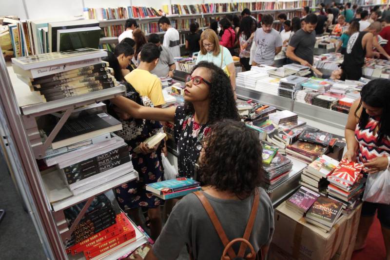 Uma programação extensa e diversificada marcou a abertura das atividades da XXII Feira Pan-Amazônica do Livro (foto) neste sábado (2), no Hangar – Centro de Convenções e Feiras da Amazônia, em Belém. Um grande público compareceu no primeiro dia, aproveitando as atrações culturais e as exposições nos estandes de livros.

FOTO: CRISTINO MARTINS / AG. PARÁ
DATA: 02.06.2018
BELÉM - PARÁ <div class='credito_fotos'>Foto: Cristino Martins/Ag. Pará   |   <a href='/midias/2018/originais/7a4ad2c2-ff04-4511-96dc-d5f92cd79b67.jpg' download><i class='fa-solid fa-download'></i> Download</a></div>