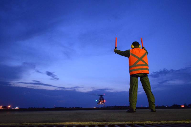 Uma criança de 11 anos foi vítima de escalpelamento total, com perda de cabelo e sobrancelhas, no final da manhã desta sexta-feira, 23, em São Sebastião da Boa Vista, no arquipélago do Marajó. O acidente ocorreu enquanto a menina se locomovia em uma rabeta (pequena embarcação motorizada). Após receber o chamado, imediatamente a aeronave EC-145 do Grupamento Aéreo de Segurança Pública (Graesp), vinculado à Secretaria de Estado de Segurança Pública (Segup), se deslocou para o local para fazer o transporte da menina para a capital. 

FOTO: Cb PM Azevedo/GraesP
DATA: 20.11.2018
BELÉM-PARÁ <div class='credito_fotos'>Foto: ASCOM GRAESP   |   <a href='/midias/2018/originais/7a4bd48e-7937-4137-832c-c563d879f786.jpg' download><i class='fa-solid fa-download'></i> Download</a></div>