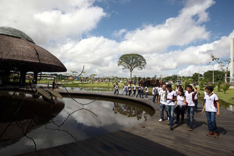 Olha, mãe, o mosquito que dá doença. Água parada dá dengue, né?”. Foram essas as palavras da pequena Valentina Marie, de apenas 2 anos e oito meses, ao avistar a escultura em forma de um mosquito, instalada no lago do Parque Estadual do Utinga (Peut). Com a simplicidade genuína das crianças, ela traduziu a proposta de arte educativa da peça que vem virando atração no novo ponto turístico do Estado. Na manhã da última quinta-feira (22), a escultura em fibra de vidro mais uma vez chamou atenção, dessa vez de estudantes das redes municipal e estadual, que participaram da primeira visita técnica ao parque. A visita ao Parque do Utinga fez parte das atividades da V Conferência Nacional Infantojuvenil pelo Meio Ambiente, que este ano trabalha o tema “Vamos cuidar do Brasil cuidando das águas” e vem mobilizando educadores em projetos de educação ambiental. Durante a excursão, os estudantes ouviram sobre a importância do espaço como uma unidade de conservação estadual, criada para preservar ecossistemas e mananciais, como os lagos Bolonha e Água Preta, que abastecem cerca de 70% da população de Belém. Na foto, alunos da Escola Estadual José Bonifácio, no bairro do Guamá.
FOTO: SIDNEY OLIVEIRA / AG. PARÁ
DATA: 23.03.2018
BELÉM - PARÁ <div class='credito_fotos'>Foto: Sidney Oliveira/Ag. Pará | <a href='/midias/2018/originais/7a5469a3-d94f-48e8-8f79-1ad759f0ca34.jpg' download><i class='fa-solid fa-download'></i> Download</a></div>