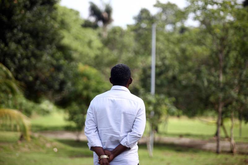 “Ter a posse da terra é a certeza de que nunca iremos perder o nosso direito, que nossos filhos e nossos netos poderão dar continuidade a nossa história em segurança. Foram anos de luta até chegar esse dia, agraciados com a assinatura do nosso título de terra. Só temos a agradecer a todos que fizeram parte disso e a cada um que lutou junto para que hoje isso se tornasse realidade”. A fala emocionada foi de seu Mário Araújo Silva, presidente da Associação Remanescente de Quilombo Espírito Santo, localizada no município do Acará, no nordeste do Estado. Ele assinou, neste sábado (24), junto com o governador Simão Jatene, o título que dá a posse da terra a comunidade. A fala do presidente traduz o sentimento das dezenas de famílias que moram no local, que agora tem a posse legítima do local onde seus antepassados viveram. “Sou filho de mãe negra. Nasci aqui como minha vó, bisavó, que fazem parte da história dessa comunidade que já existe a mais de 300 anos.
FOTO: SIDNEY OLIVEIRA / AG. PARÁ
DATA: 24.03.2018
ACARÁ - PARÁ <div class='credito_fotos'>Foto: Sidney Oliveira/Ag. Pará | <a href='/midias/2018/originais/7a626589-bd76-4d92-b40e-c9650aa7b03d.jpg' download><i class='fa-solid fa-download'></i> Download</a></div>