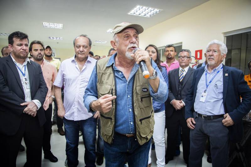 Governador Simão Jatene e comitiva da Uepa durante inauguração do bloco IV, do campus VIII da Uepa, em Marabá, na tarde desta sexta-feira, 6.
FOTO: NAILANA THIELY
DATA: 06.04.18
MARABÁ-PARÁ <div class='credito_fotos'>Foto: Agência Pará | <a href='/midias/2018/originais/7a653b52-60e1-4380-98bc-09dfd5cff051.jpg' download><i class='fa-solid fa-download'></i> Download</a></div>