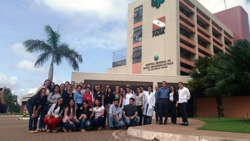 Referência no tratamento de alta e média complexidades e um dos dez hospitais públicos do Brasil com certificação máxima de qualidade, o Hospital Regional do Baixo Amazonas (HRBA), em Santarém (PA), também possui notoriedade pela contribuição na formação dos futuros profissionais da região. Desde 2015, quase 7.300 estudantes (foto) já cumpriram estágio curricular obrigatório na Unidade. “A gente acaba tendo contato com pacientes em diferentes situações, seja na Enfermaria, na Unidade de Terapia Intensiva (UTI), no Centro Cirúrgico. É muito importante ter essa prática e o contato com o paciente para nos preparar para quando estivermos à frente desses cuidados. É uma boa experiência”, conta o estudante do oitavo semestre de Medicina, Emanuel Figueiredo, de 20 anos.
FOTO: ASCOM / HRBA
DATA: 29.10.2018
SANTARÉM - PARÁ <div class='credito_fotos'>Foto: Ascom HRBA | <a href='/midias/2018/originais/7a6cc771-a675-4a50-bf61-fdcca63f0bec.jpg' download><i class='fa-solid fa-download'></i> Download</a></div>