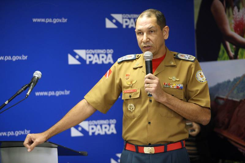 Para auxiliar no atendimento de vítimas de acidentes automobilisticos, o Corpo de Bombeiros Militar do Pará recebeu do Governo do Estado nesta quarta-feira (04), três ambulâncias de resgate, por conta de emendas parlamentares, que serão destinadas aos municípios de Parauapebas, Castanhal e Belém. A cerimônia de entrega, realizada no auditório da Casa Civil, teve a presença do Secretário de Segurança Pública e Defesa social (Segup), Luiz Fernandes, dos deputados estaduais Milton Campos, Gesmar Costa, Cel. Neil e Jaques Neves, além do Comandante do Corpo de Bombeiros Militar, Zanelli Antônio Melo (foto). As ambulâncias são unidades de resgate tipo C para atendimento pré-hospitalar de vítimas de acidentes de trânsito, totalmente registradas pelo Ministério da Saúde; equipadas com material de suporte básico e material de desencaceramente - que auxilia nos acidentes quando as vítimas ficam presas em ferragens. No mês passado o Corpo de Bombeiros recebeu mais quinze veículos, desta vez, de vistoria e uma policlínica.
FOTO: THIAGO GOMES / AG. PARÁ
DATA: 04.04.2018
BELÉM - PARÁ <div class='credito_fotos'>Foto: Thiago Gomes /Ag. Pará | <a href='/midias/2018/originais/7a701be5-30fe-4f65-adf2-84aae86bd53e.jpg' download><i class='fa-solid fa-download'></i> Download</a></div>