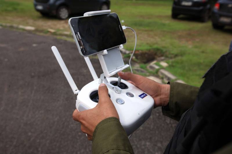 A Polícia Militar iniciou na manhã desta quarta-feira, 16, na sede do Comando Geral, em Icoaraci, o processo de habilitação ao 1º Curso de Operador de Aeronaves Remotamente Pilotadas (RPA - Remotely Piloted Aircraft), conhecidos popularmente como drones (foto), oferecido pela PM do Pará. Vinte candidatos participaram das avaliações psicológica e técnica. Na quinta-feira, 17, a previsão é de que os 23 inscritos sejam submetidos aos testes de aptidão. O resultado final das avaliações será divulgado até a próxima sexta-feira, 18. Os habilitados estarão credenciados a participar do curso previsto para o período de 21 a 25 deste mês. Na programação de hoje foram formados dois grupos, avaliados pela equipe do Centro Integrado de Psicologia e Assistência Social (Cipas). Em seguida os candidatos foram à parte prática, coordenado operacionalmente pelo cabo Antônio Donato, da Assessoria de Comunicação da PM.
FOTO: MÁCIO FERREIRA / AG. PARÁ
DATA: 16.05.2018
BELÉM - PARÁ <div class='credito_fotos'>Foto: MÁCIO FERREIRA/ AG. PARÁ | <a href='/midias/2018/originais/7a73728e-0b21-4d4f-bde3-e10643482177.jpg' download><i class='fa-solid fa-download'></i> Download</a></div>