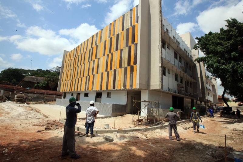 A saúde pública da Região Metropolitana de Belém vai ganhar mais um espaço para atendimento do Sistema Único de Saúde (SUS). Em dezembro o governo do Estado inaugura o Centro Médico de Especialidades (CEM), que vai concentrar, em um só lugar, a oferta de serviços ambulatoriais, consultas e diagnósticos. Com a nova unidade, se fortalecem os pilares da eficácia e da qualidade na saúde pública, bases importantes para uma boa prestação de serviço na rede estadual.
FOTO: SIDNEY OLIVEIRA / AG. PARÁ
DATA: 20.11.2018
BELÉM - PARÁ <div class='credito_fotos'>Foto: Sidney Oliveira/Ag. Pará | <a href='/midias/2018/originais/7a75643c-d501-4657-8221-a67f69217a21.jpg' download><i class='fa-solid fa-download'></i> Download</a></div>