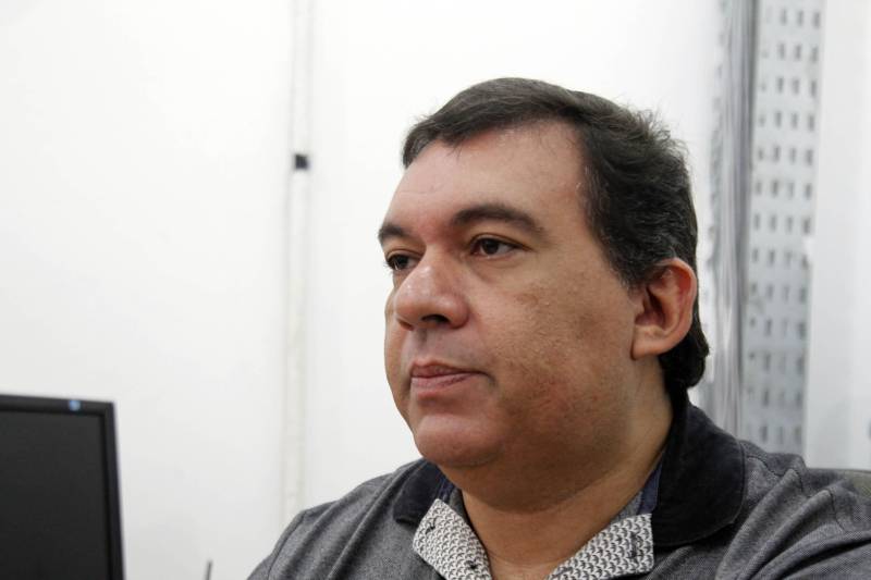 A Secretaria de Estado de Administração (Sead) divulgou, nesta sexta-feira (23), o número oficial de inscritos nos concursos C-199 e C-204 da Superintendência do Sistema Penitenciário do Estado (Susipe) e a concorrência por vaga. Foram 54.808 inscrições recebidas e 39.877 homologadas. Deste total, 11.939 candidatos concorrem a uma das 500 vagas para o cargo de agente prisional, enquanto 27.938 as demais vagas disponíveis. Os dados são da Assessoria em Organização de Concursos Públicos (AOCP), organizadora contratada para a realização dos certames que juntos irão disponibilizar 969 vagas para novos servidores efetivos do sistema penitenciário paraense. Na foto, o professor de legislação, Silvio Caminha.
FOTO: AKIRA ONUMA / ASCOM SUSIPE
DATA: 23.02.2018
BELÉM - PARÁ <div class='credito_fotos'>Foto: Akira Onuma / Ascom Susipe | <a href='/midias/2018/originais/7a808d5b-2750-4527-b70c-1bbaad945c2d.jpg' download><i class='fa-solid fa-download'></i> Download</a></div>