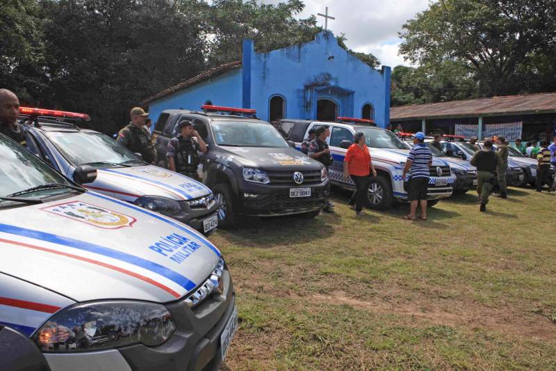 A agenda de fortalecimento das gestões municipais por meio da integração entre governo do Estado e prefeituras teve novo capítulo nesta segunda-feira (4) em Bragança, no nordeste do Pará, com a celebração de convênios que viabilizam obras e serviços nas áreas de infraestrutura e educação. A secretária extraordinária de Municípios Sustentáveis, Izabela Jatene, cumpriu agenda no município, pela manhã, ao lado de deputados federais e estaduais e autoridades locais. Na ocasião, ela entregou 16 novas viaturas para a Polícia Militar (foto), para reforçar o trabalho de segurança pública na região. A cerimônia de assinatura dos convênios ocorreu no salão paroquial da comunidade Imaculada Conceição, às margens da Rodovia PA-112. “O governo do Estado está aqui hoje para cumprir mais uma agenda que tem como objetivo garantir autonomia às gestões municipais por meio da pactuação com o Estado. Vale lembrar que isso só é possível porque o Pará tem contas equilibradas que permitem que os investimentos não parem e porque Bragança está com a situação fiscal em dia. E, claro, porque vocês pagaram seus impostos”, frisou Izabel Jatene.

FOTO: RODOLFO OLIVEIRA / AG. PARÁ
DATA: 04.06.2018
BELÉM - PARÁ <div class='credito_fotos'>Foto: Rodolfo Oliveira/Ag. Pará   |   <a href='/midias/2018/originais/7a83a8de-f3bd-413e-83a8-3ac08e970dc2.jpg' download><i class='fa-solid fa-download'></i> Download</a></div>
